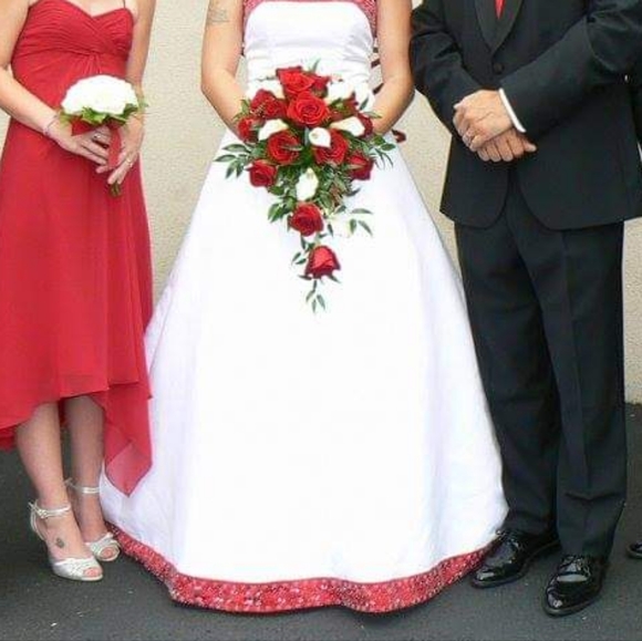 Wedding gown - Picture 1 of 2